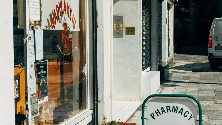 Logiciel de caisse pour pharmacie (2026) : LGO, obligations et comparatif